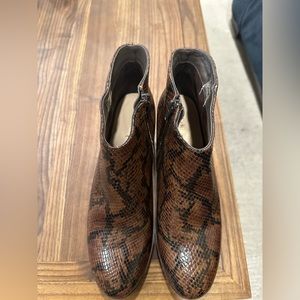 Women’s NWOT Clark’s Snakeskin Print Booties Size 10